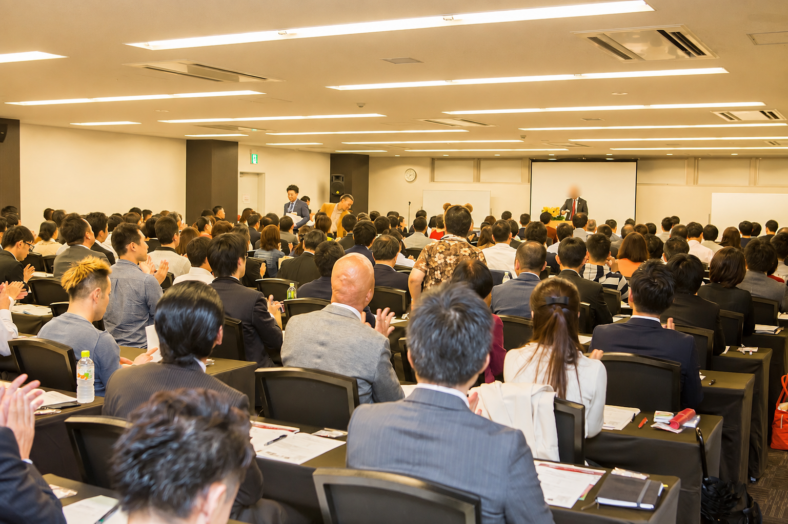 多くの参加者が集まる講演会場